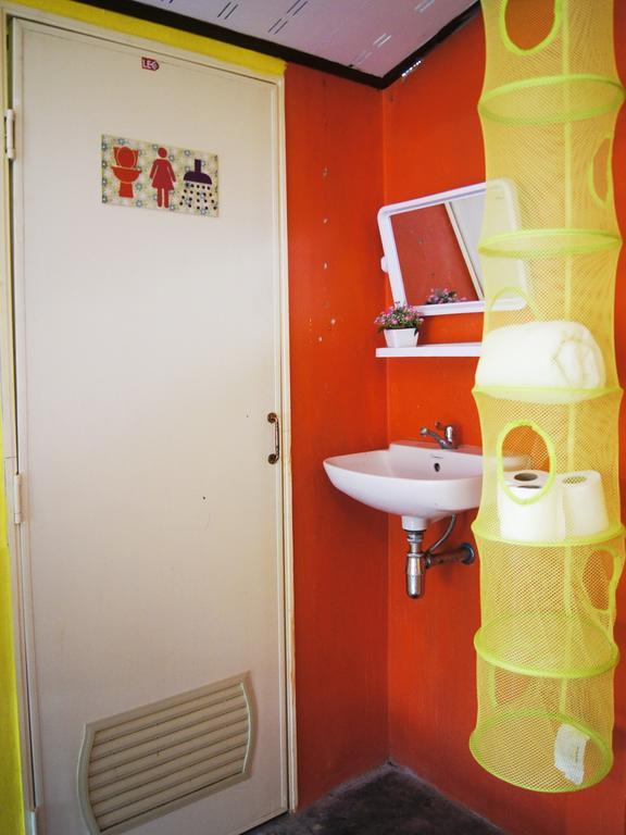 Dorm Des Fleurs Hostel Khao Lak Exterior photo